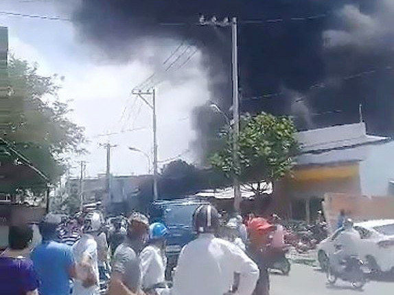 Khói lửa bốc lên nghi ngút từ cơ sở xốp.