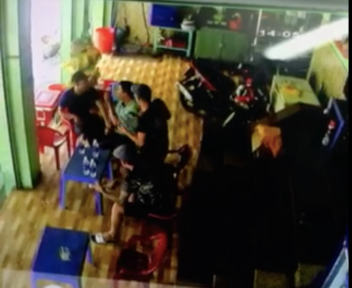 Phúc cùng đàn em khống chế con nợ và doạ giết.