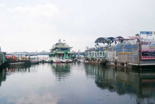 UBND quận Tây Hồ kiên quyết xử lý vi phạm ở khu vực bến thủy hồ Tây.
