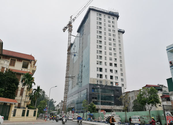 Việc phá dỡ phần vi phạm của công trình 8B Lê Trực "án binh bất động" từ tháng 11/2016.