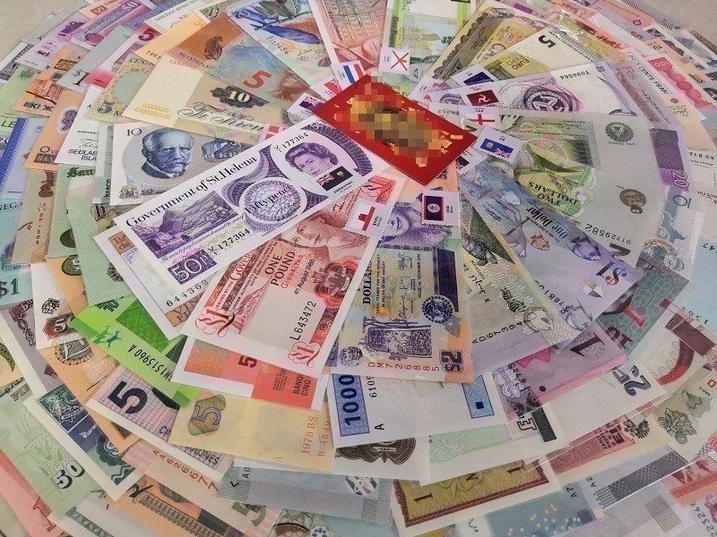 Trên một trang bán hàng, bộ tiền 180 tờ có giá 11,5 triệu đồng/ bộ