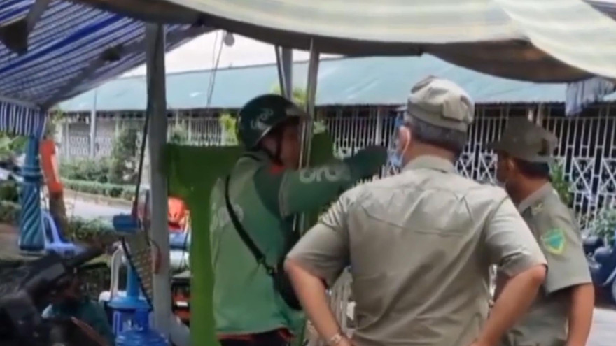 Tài xế giao hàng bị hai bảo vệ dân phố tát vào mặt.