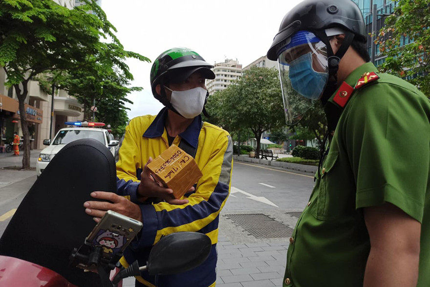 Ngày 25/7, Đội CSGT – TT Công an quận 1, TPHCM tiến hành tuần tra giám sát việc thực hiện giãn cách xã hội theo Chỉ thị 16 tăng cường và kiểm tra xử lý người dân ra đường không thật sự cần thiết.