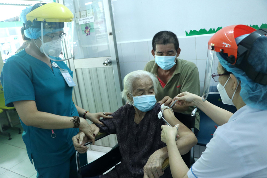 Ngày 22/7, các điểm tiêm chủng ở TPHCM đang khẩn trương thực hiện chiến dịch tiêm vắc xin ngừa COVID-19 đợt 5 cho các đối tượng ưu tiên với gần 1 triệu liều gồm 3 loại vắc xin là Astrazeneca, Moderna và Pfizer.