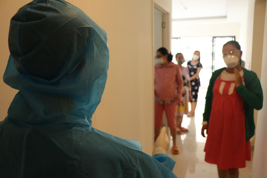 Theo chân bác sĩ chăm sản phụ mắc COVID-19 ở bệnh viện dã chiến lớn nhất TPHCM