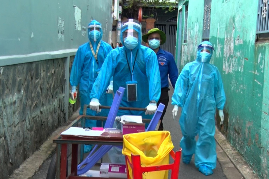 Chiếc xe ba gác nhỏ gọn có thể len lỏi vào các con hẻm nhỏ của quận Tân Bình, TPHCM để lấy mẫu xét nghiệm COIVD-19 cho người dân.