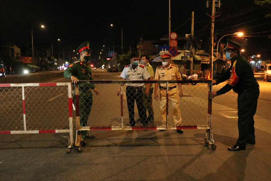 Lực lượng Quân đội tham gia kiểm soát ở chốt kiểm soát phòng chống COVID-19 cửa ngõ TPHCM.