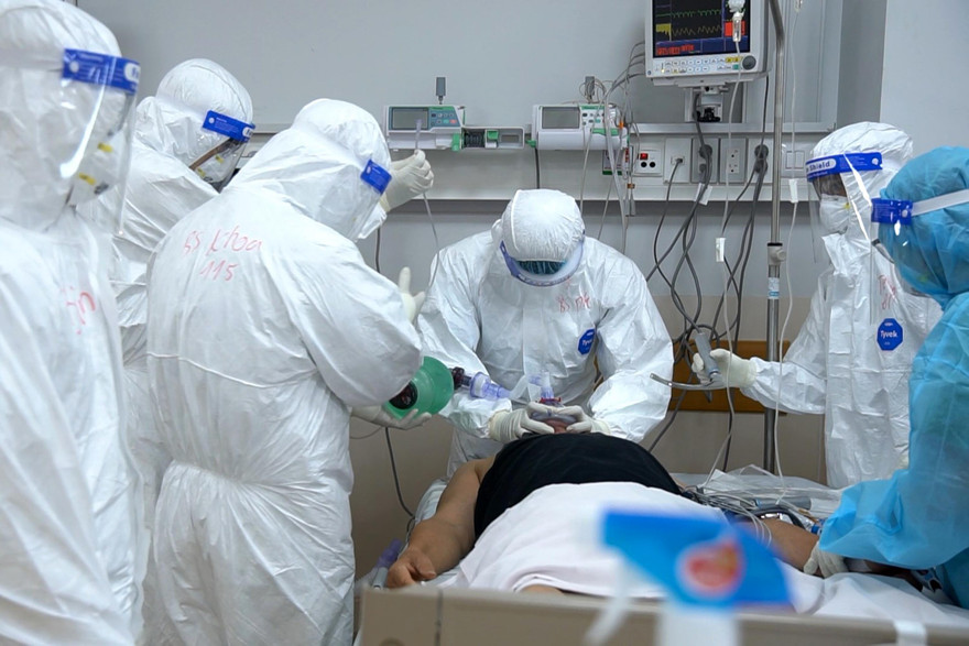 Ngày 21/7, TS.BS Nguyễn Tri Thức, Giám đốc Bệnh viện Chợ Rẫy, kiêm Giám đốc Bệnh viện Hồi sức COVID-19 cho biết, bệnh viện đang tích cực liên hệ chuyển 106 bệnh nhân nặng đã hồi phục và chuyển nhẹ về các bệnh viện cấp 1, cấp 2 trong điều trị COVID-19 để nhường chỗ cho các bệnh nhân nặng khác điều trị. 