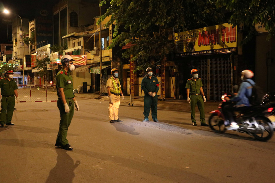 Tối 26/7, TPHCM chính thức áp dụng lệnh cấm người dân ra đường sau 18 giờ, trừ các trường hợp được cho phép để phục vụ phòng chống dịch bệnh COVID-19 đang diễn biên phức tạp.