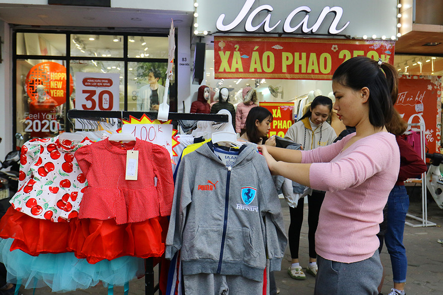 Sinh viên nườm nượp sắm đồ giảm giá cuối năm