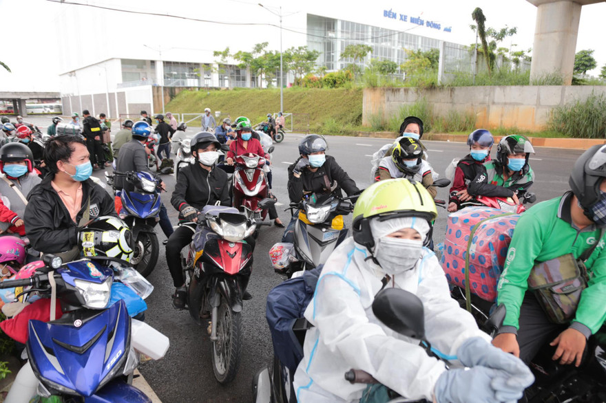 Ngày 30/9, sau khi thông tin TPHCM thực hiện nới lỏng một số biện pháp phòng, chống dịch COVID-19 được công bố, rất đông người dân tổ chức về quê bằng xe máy.