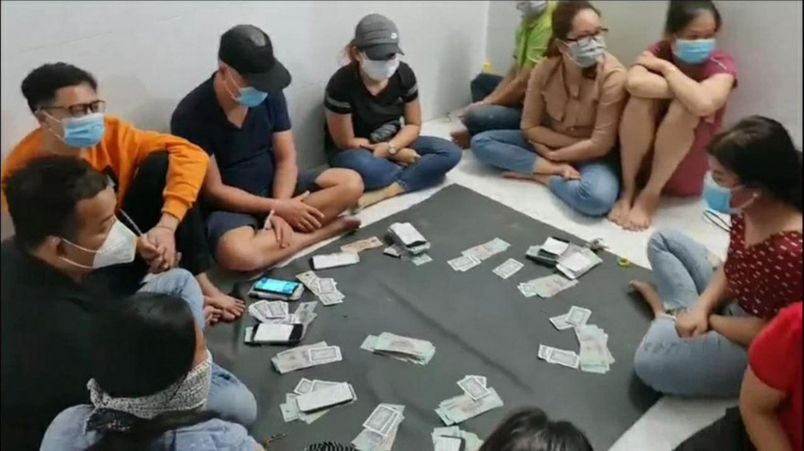 Sòng bạc bị bắt quả tang.