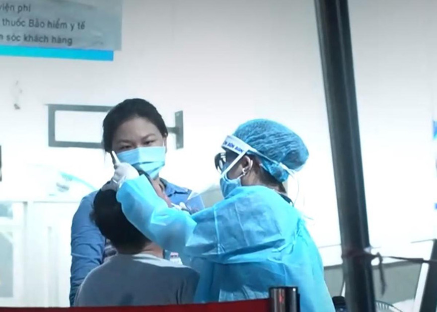 Lấy mẫu xét nghiệm cho nhân viên y tế Bệnh viện.