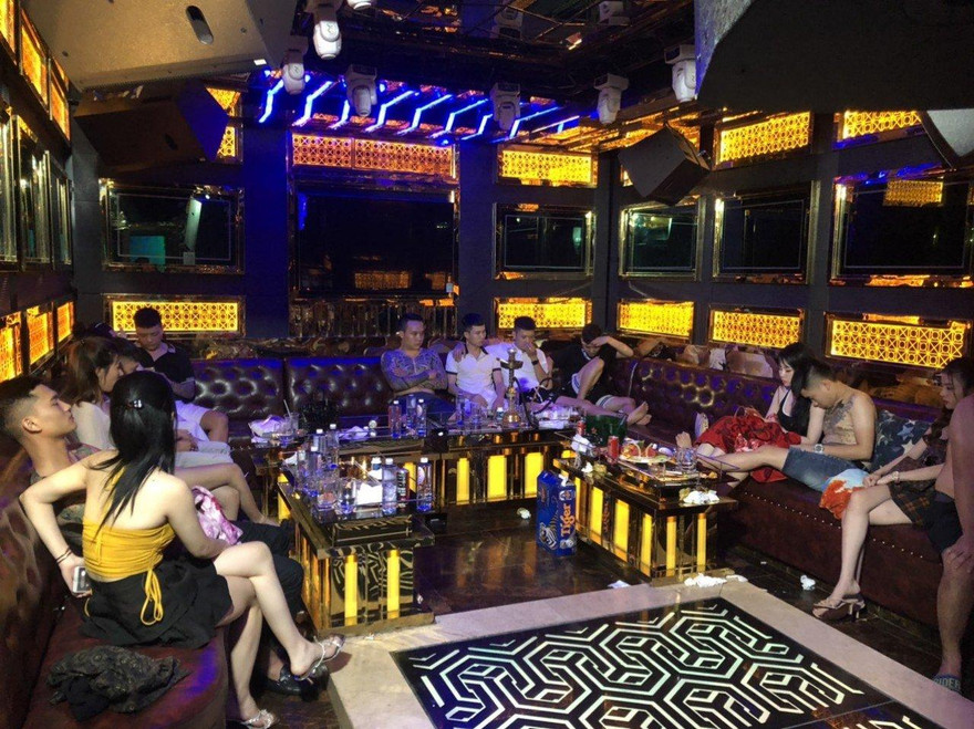 Hàn chục người bay lắc trong quán karaoke Victory.