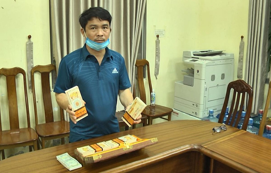 Lê Văn Tiến cùng lượng lớn tiền giả để lừa đảo.