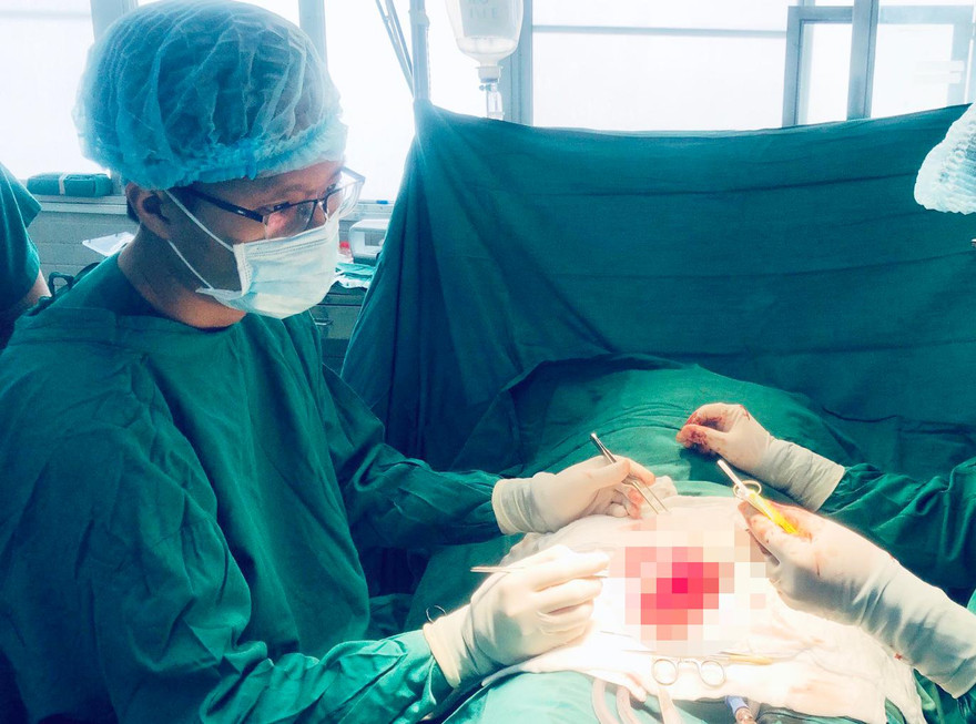 Các bác sĩ phẫu thuật nối dương vật cho bệnh nhân.