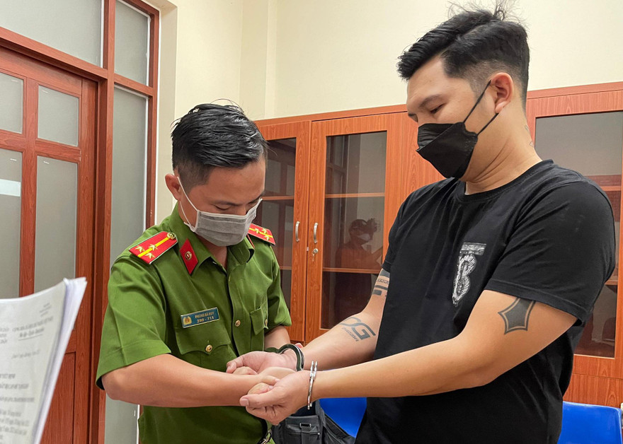 Công an thi hành lệnh bát tạm giam Duy.