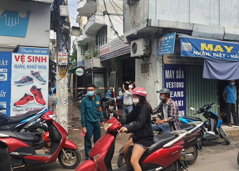 Con hẻm vào nhà thờ của Hội thánh truyền giáo Phục Hưng bị phong tỏa.