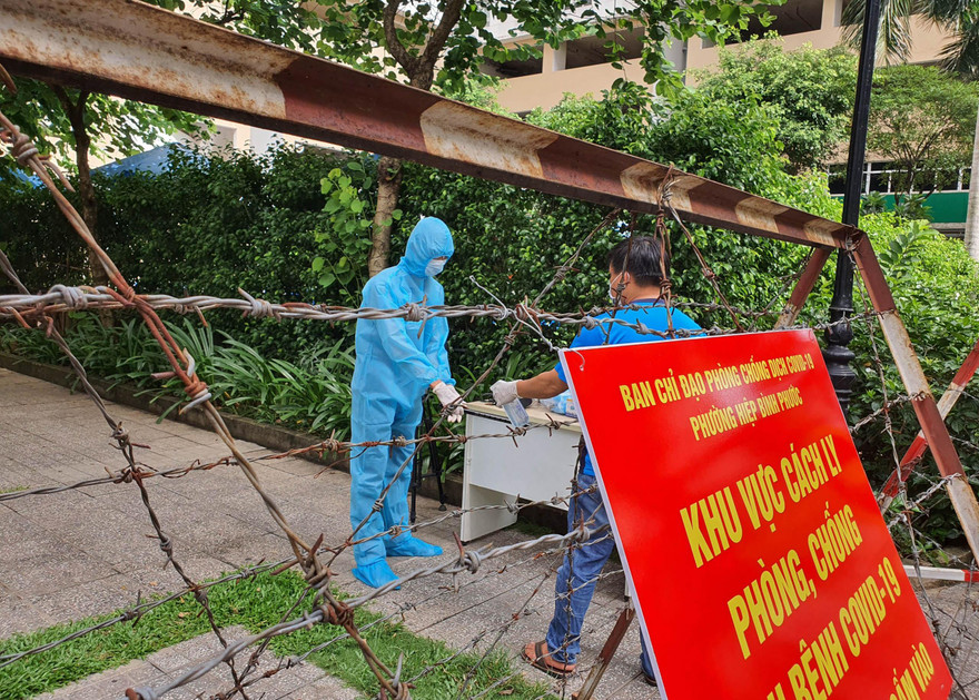 Ghi nhận tại Bock A1, chung cư Sun View Town, phường Hiệp Bình Phước, TP Thủ Đức, TPHCM, từ sáng sớm công tác chuẩn bị cho cử tri đang cách ly bầu cử được thực hiện nghiêm túc.