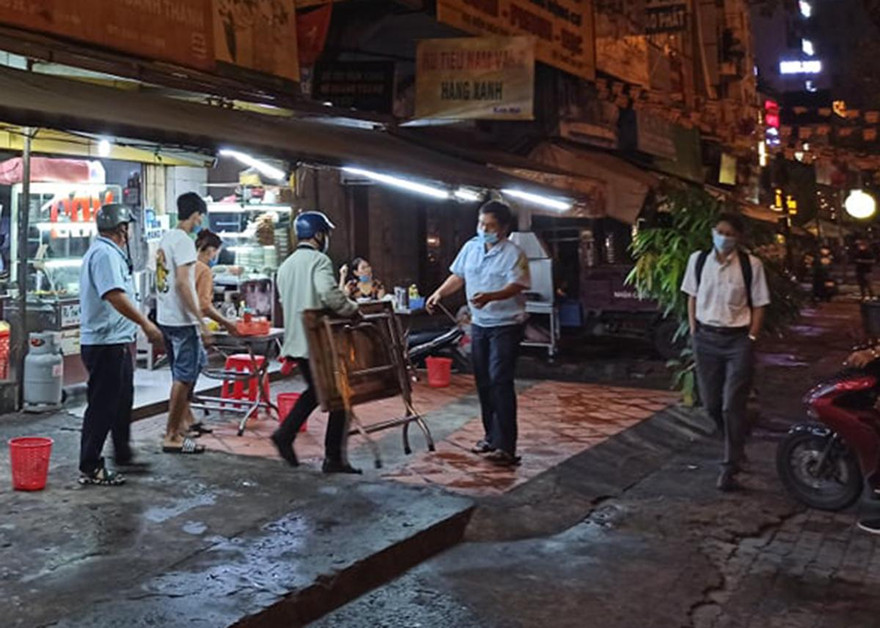 Lực lượng chức năng thu giữ bàn ghế của nhiều quán vìa hè vi phạm.