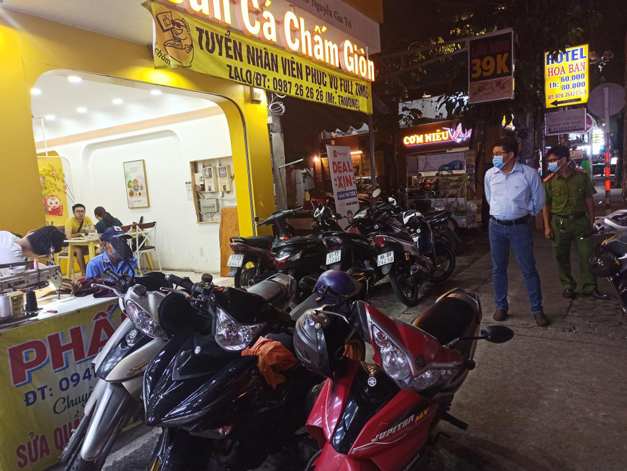 Lực lượng chức năng 'xuống đường' kiểm tra việc chấp hành các quy định phòng chống dịch ở các cơ sở dịch vụ ăn uống.