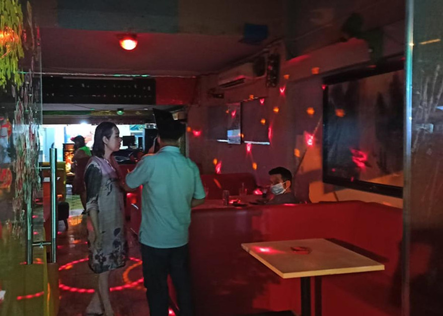 Lực lượng chức năng làm việc với chủ quán cà phê.