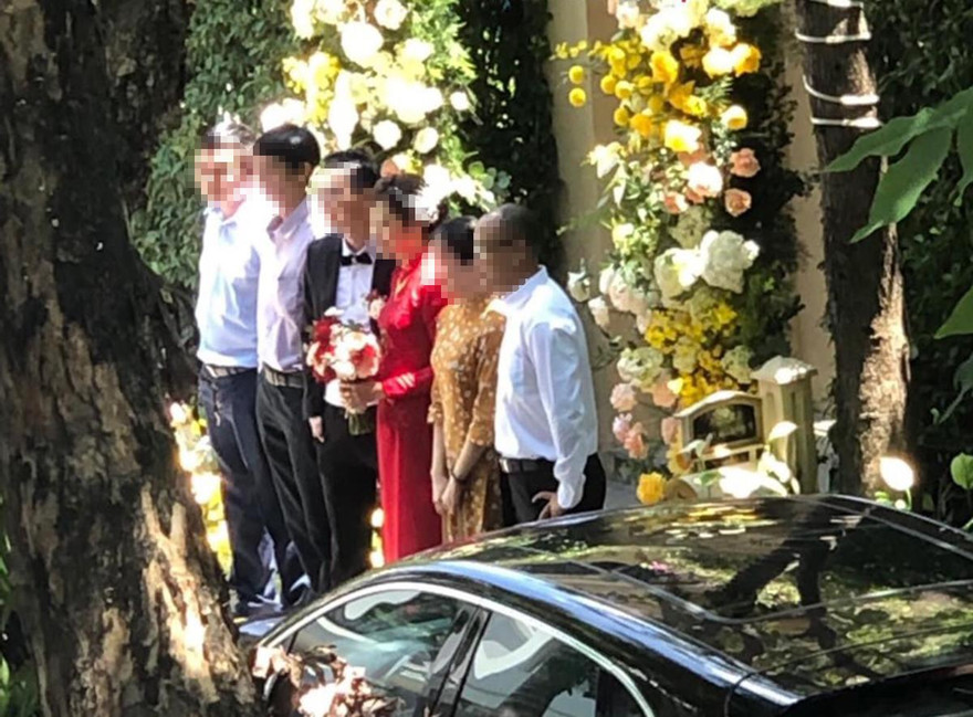 Những người tham gia đám cưới không đeo khẩu trang.