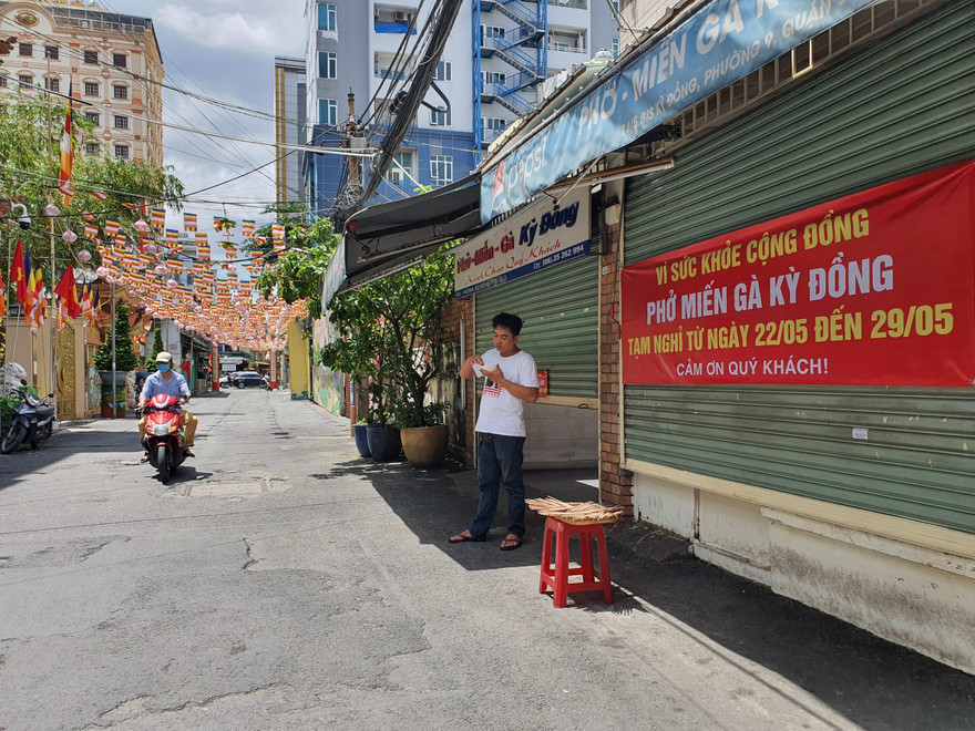 TPHCM khác lạ trong ngày đầu giãn cách xã hội
