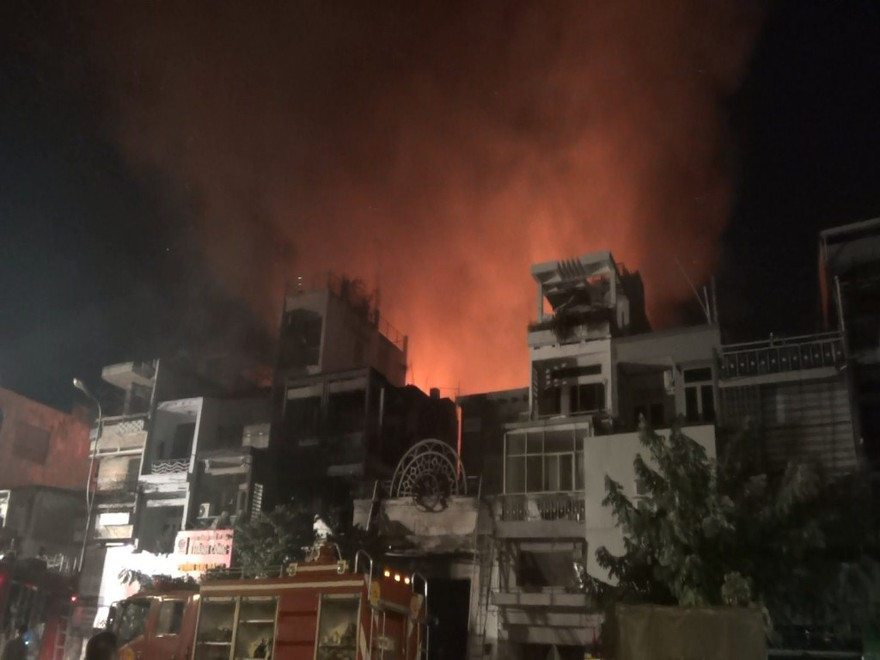 Ngọn lửa cháy đỏ rực một vùng.