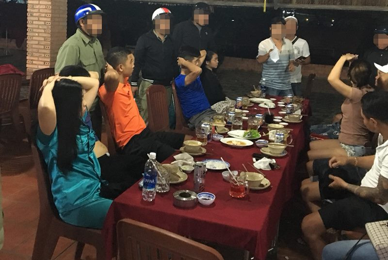 Công an khống chế nhóm của Năm tại quán nhậu.