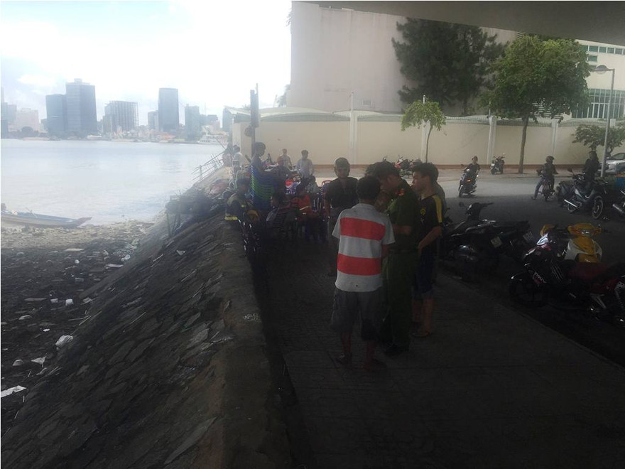 Lực lượng chức năng điều tra vụ việc.