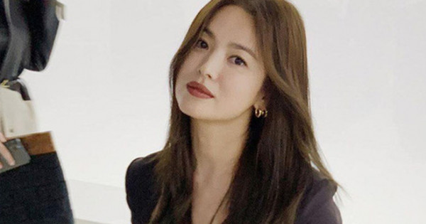 Khán giả yêu cầu Song Hye Kyo cách ly, 2 trợ lý của ca sĩ Chungha nhiễm Covid-19