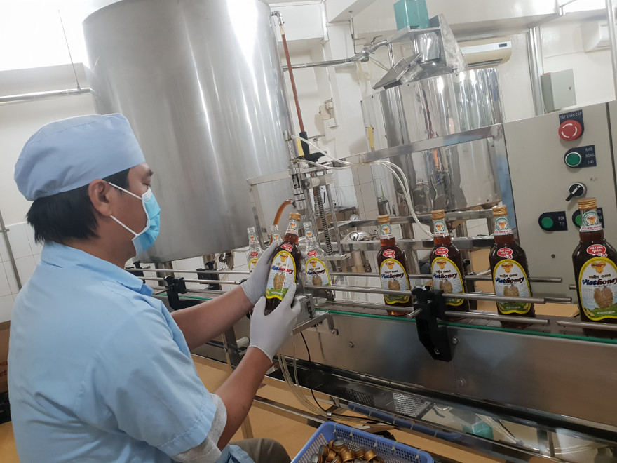 Dây chuyền sản xuất nước màu mật ong Viethoney tại công ty.