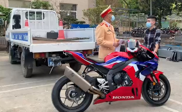 Người chạy môtô gần 300 km/h bị phạt 10,5 triệu đồng