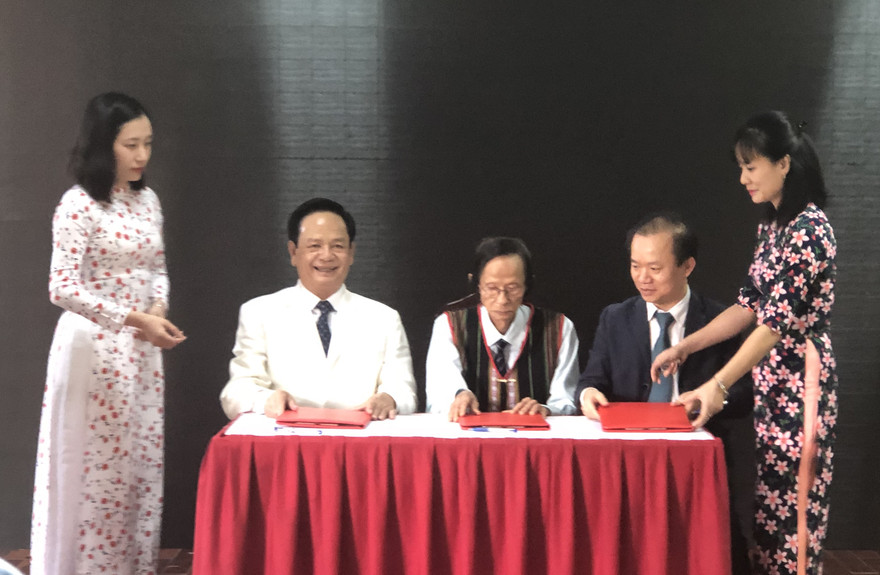 Ông Đào Hồng Tuyển trao tặng 20 tỷ đồng hỗ trợ bảo tồn văn hóa dân gian