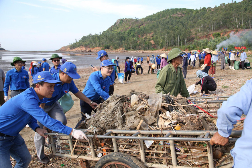 Đồng chí Nguyễn Thái Hà, Bí thư Đoàn cơ quan TW đoàn; đồng chí Nguyễn Duy Hưng, Phó GĐ Trung tâm Tình nguyện quốc gia cùng chung tay dọn rác thải. Ảnh: Thanh Huyền