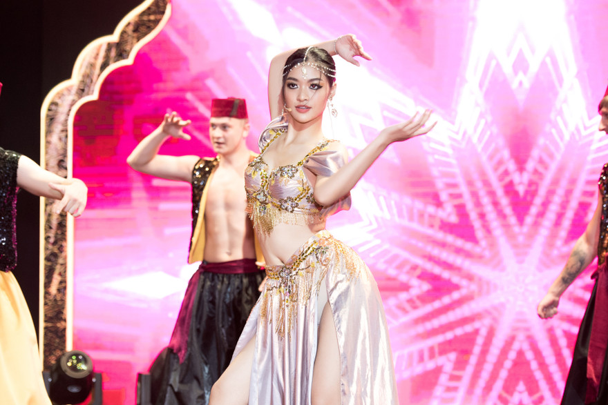 Á hậu Kiều Loan khoe eo thon, múa bụng đầy uyển chuyển tại Dubai