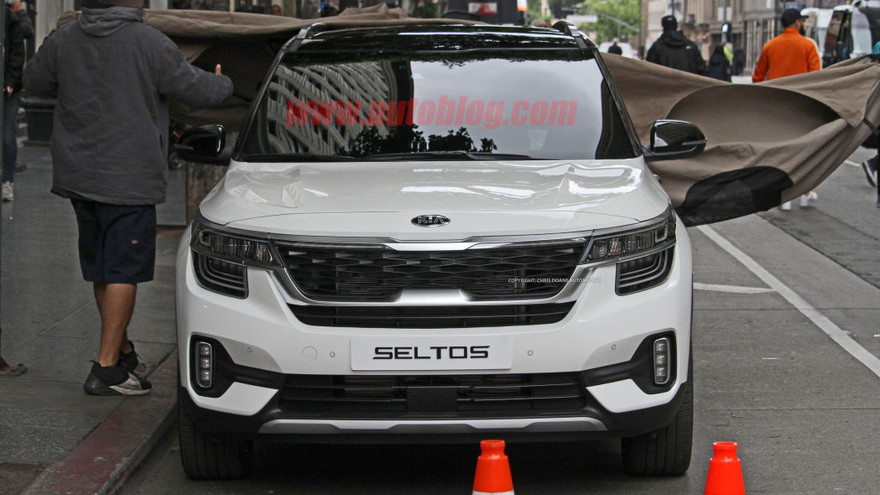 Crossover cỡ nhỏ KIA Seltos lộ diện