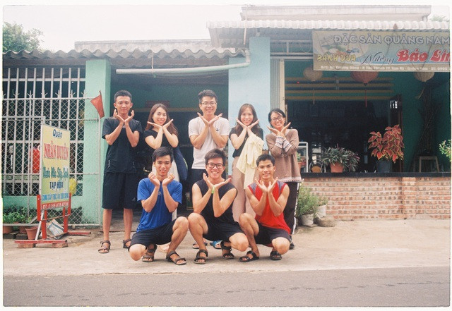 Tấm ảnh vừa chụp bằng máy ảnh phim giống như những tấm ảnh cũ trong album kỷ niệm của gia đình, bạn bè