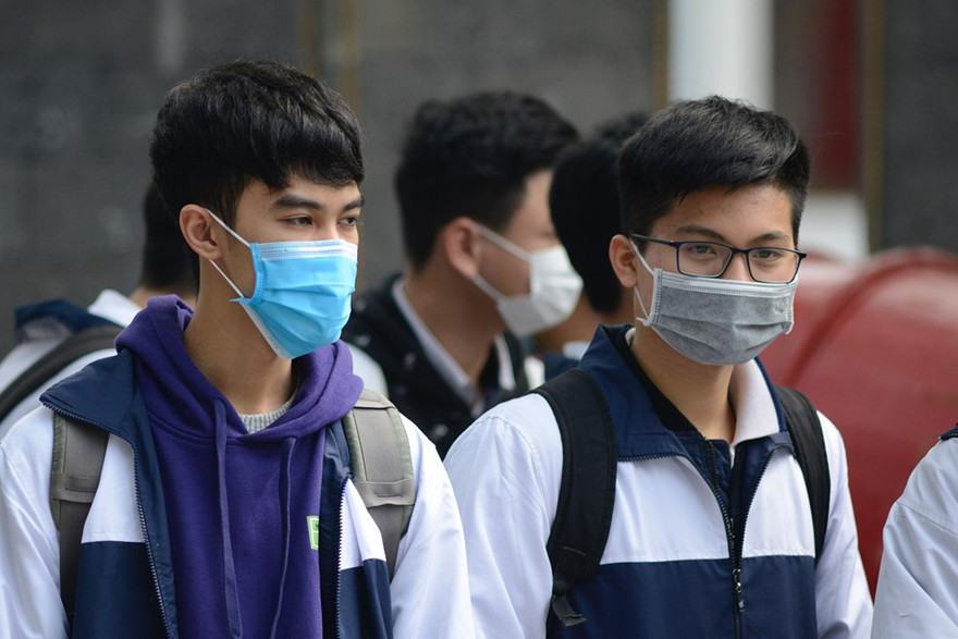 Học sinh Thủ đô đeo khẩu trang kín mít đến trường 