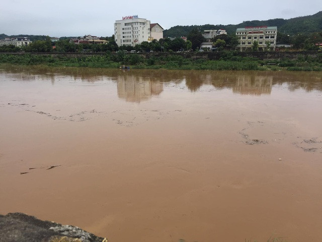 Lũ lớn trên sông Hồng từ thượng nguồn phía Trung Quốc đang đổ về Lào Cai.