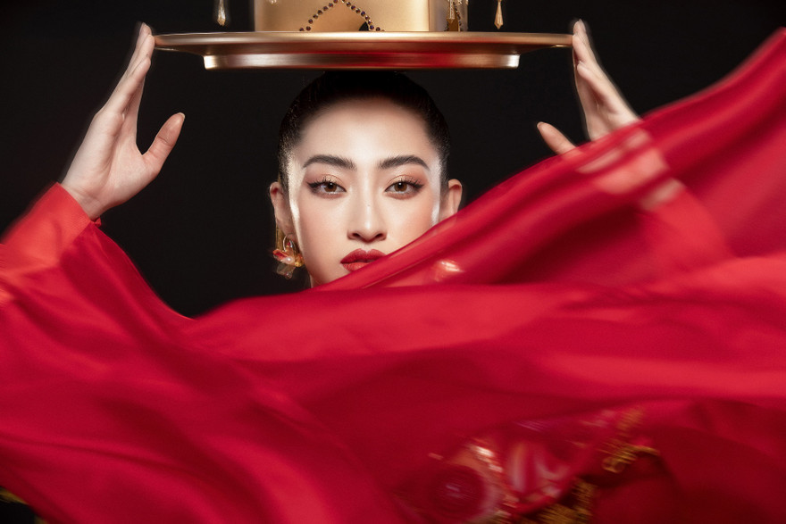 Hoa hậu Lương Thuỳ Linh đẹp mê hoặc trong điệu múa mâm vàng