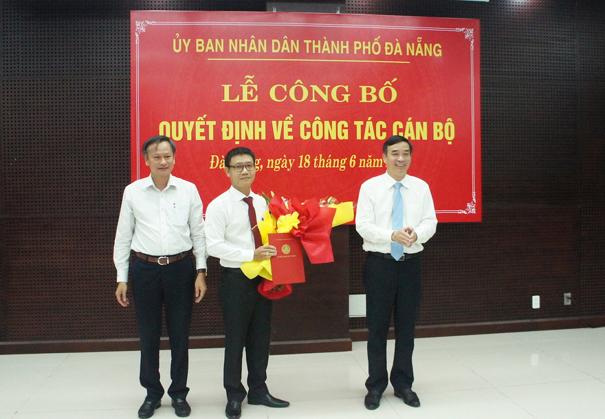 Đại diện lãnh đạo Đà Nẵng trao quyết định cho ông Phan Văn Sơn. Ảnh: VGP/Minh Trang