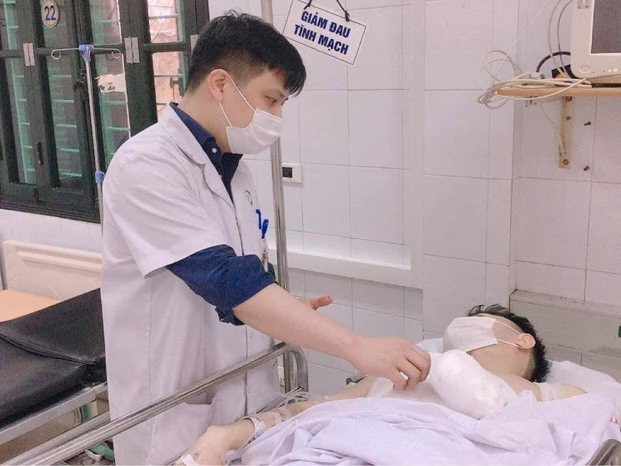 Đang hoạt động máy dập công nghiệp bị lỗi, nam thanh niên phải cắt cụt 4 ngón tay