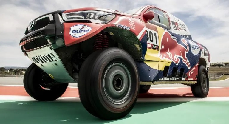 Toyota Hilux trang bị động cơ V8 để đua Dakar Rally