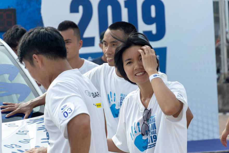 Cô gái chứng tỏ sức bền đặt tay lên ôtô suốt 9 tiếng