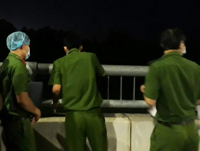 Cơ quan chức năng đang khám nghiệm hiện trường để điều tra nguyên nhân hai người đàn ông tử vong.