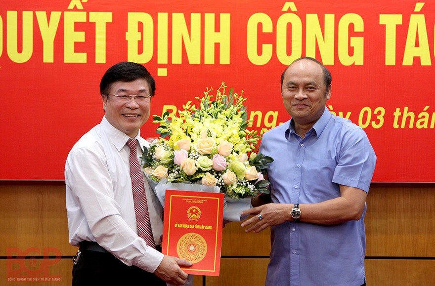 Chủ tịch UBND t ỉnh Bắc Giang Nguyễn Văn Linh trao quyết định và chúc mừng đồng chí Lê Tuấn Phú