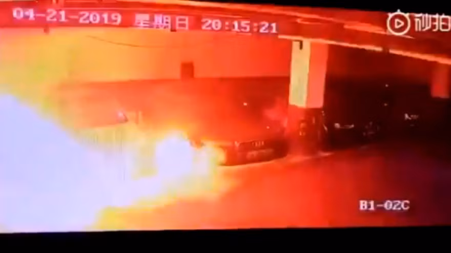 Xe điện Tesla Model S bỗng nhiên bốc cháy tại Trung Quốc