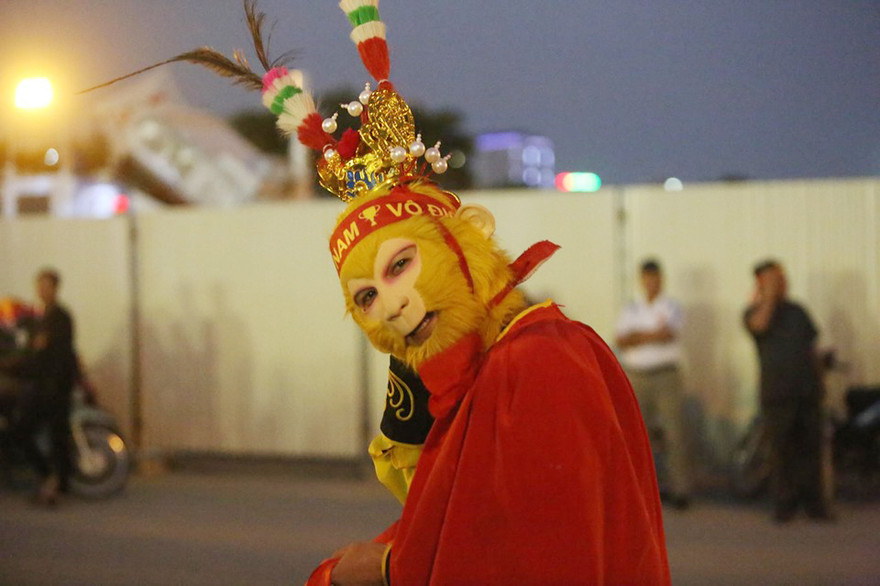 'Tôn Ngộ Không' đại náo Mỹ Đình trước trận Việt Nam vs Thái Lan